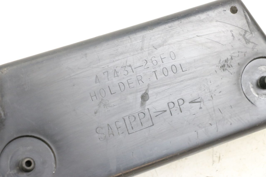 photo de RIEM VOOR GEREEDSCHAPSTAS SUZUKI VL INTRUDER 125 (2004 - 2007) - Detail van het onderdeel