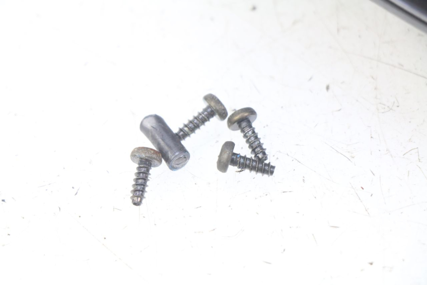 photo de WINDSCHERM PEUGEOT KISBEE 4T 50 (2010 - 2017) - Bevestigingspunten