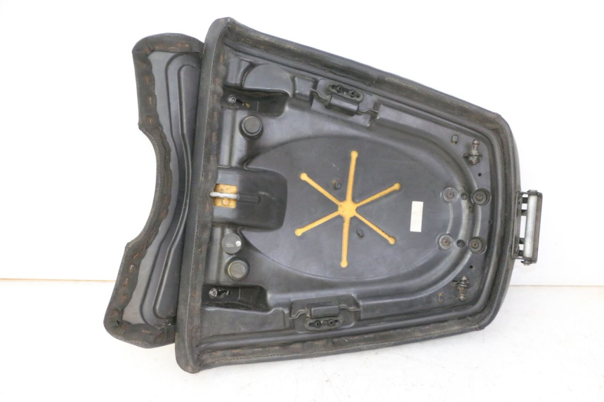 photo de ACHTERZITJE QUADRO 4 4D 350 (2015 - 2018) - Bevestigingspunten