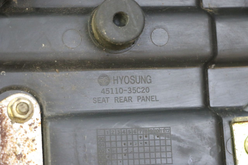 photo de ACHTERZITJE HYOSUNG GV AQUILA 125 (2000 - 2009) - Zoom op gebruiksstaat