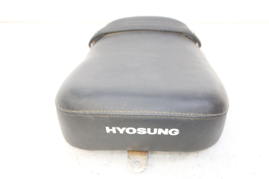 photo de ACHTERZITJE HYOSUNG GV AQUILA 125 (2000 - 2009) - Staat van het oppervlak