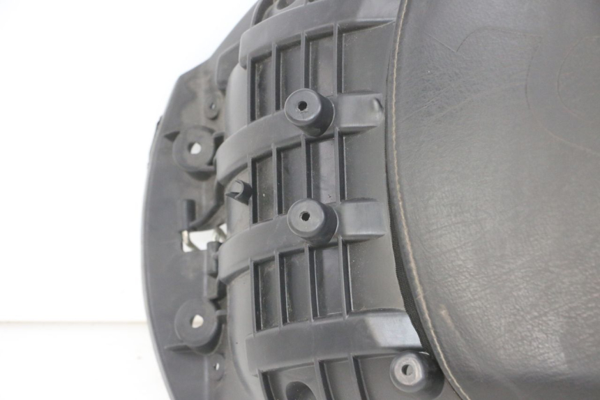 photo de ACHTERZITJE PEUGEOT SATELIS COMPRESSOR K15 125 (2006 - 2009) - Focus op structuur