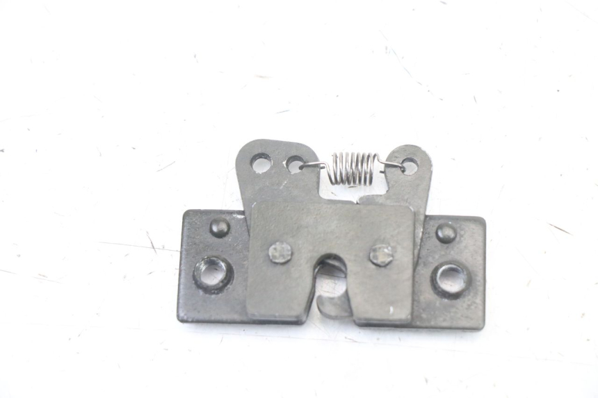 photo de ZADELSLOT PEUGEOT SATELIS COMPRESSOR K15 125 (2006 - 2009) - Detail van het onderdeel