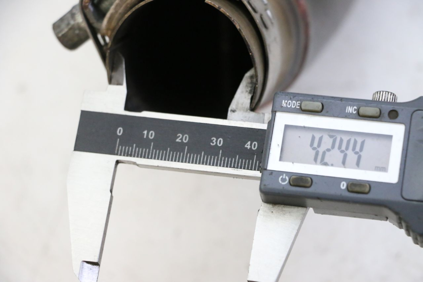 photo de UITLAATDEMPER SUZUKI GSR 750 (2011 - 2017) - Detail van het onderdeel