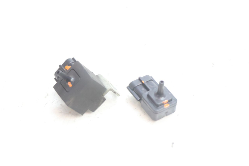 photo de LUCHTDRUKSENSOR SUZUKI BURGMAN EXECUTIVE ABS 650 (2006 - 2012) - Detail van het onderdeel