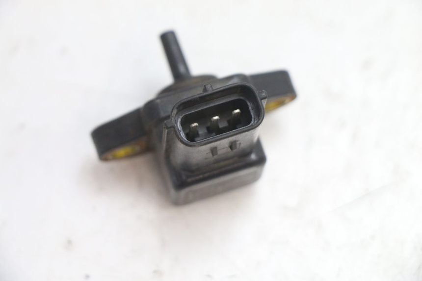 photo de LUCHTDRUKSENSOR YAMAHA FJR 1300 (2001 - 2005) - Andere kijkhoek