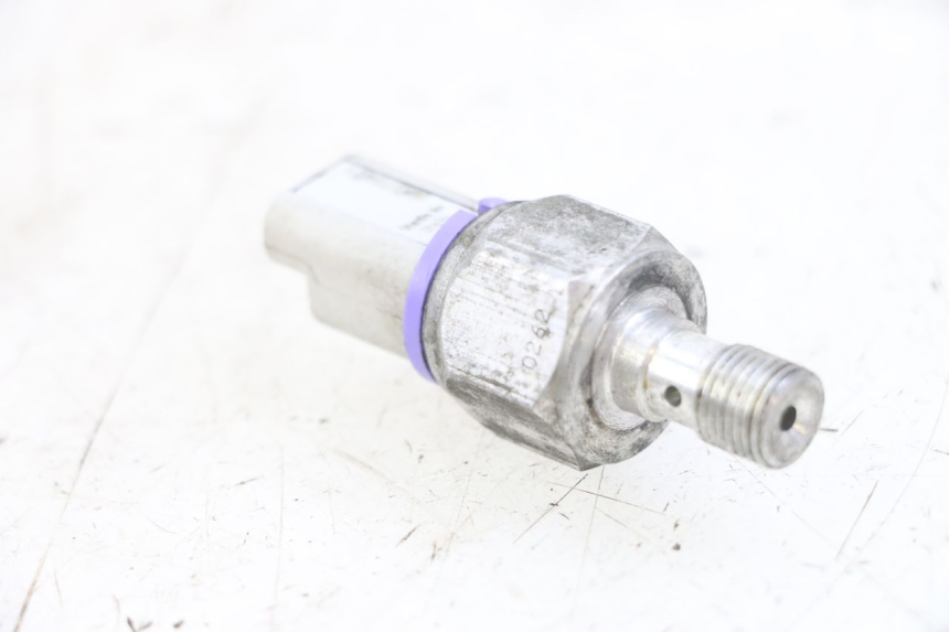 photo de OLIEDRUKSENSOR REMMEN PIAGGIO MP3 LT 300 (2010 - 2016) - Detail van het onderdeel