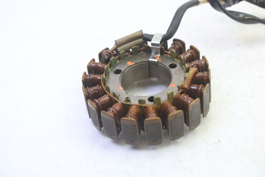 photo de STATOR YAMAHA FZ6 N FAZER 600 (2004 - 2006) - Detail van het onderdeel