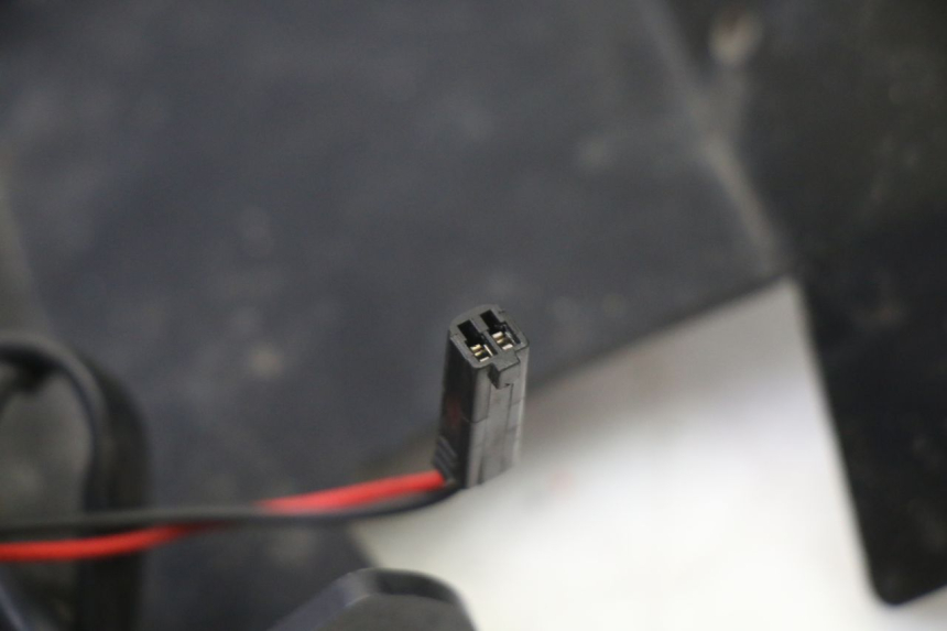 photo de PLAATHOUDER SUZUKI GSR 750 (2011 - 2017) - Staat van het oppervlak