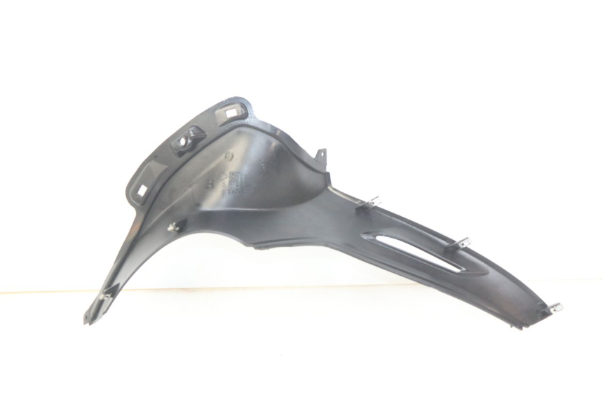 photo de RECHTER BINNENKAP PIAGGIO BEVERLY 125 (2010 - 2015) - Detail van het onderdeel