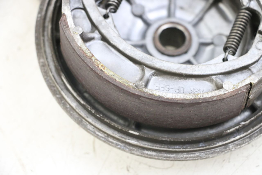 photo de ACHTERREM TROMMEL HYOSUNG GF 125 (2001 - 2005) - Detail van het onderdeel