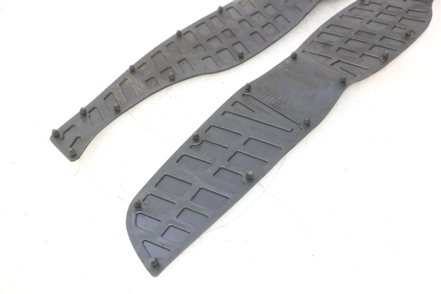 photo de VOETSTEPPENMAT SUZUKI BURGMAN 125 (2007 - 2014) - Detail van het onderdeel
