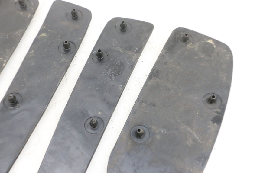 photo de VOETSTEPPENMAT SYM GTS EVO 125 (2009 - 2013) - Detail van het onderdeel