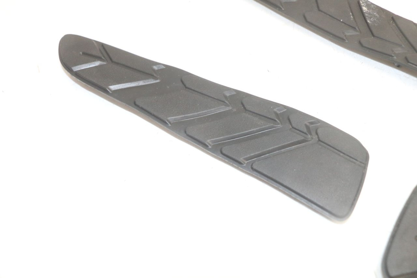 photo de VOETSTEPPENMAT SYM GTS EVO 125 (2009 - 2013) - Detail van het onderdeel