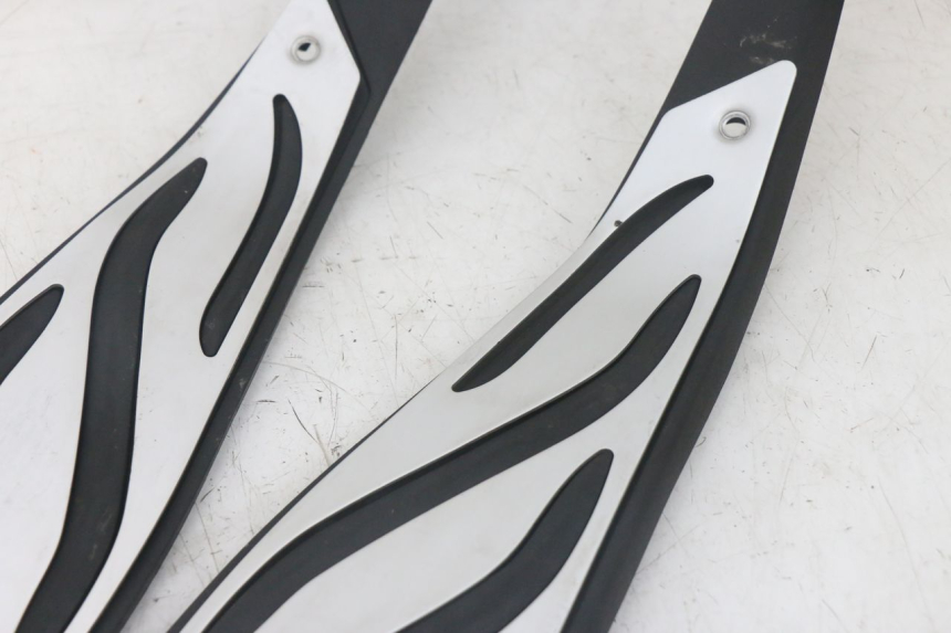 photo de VOETSTEUNMATTEN PIAGGIO MP3 HPE 300 (2019 - 2026) - Kenmerkende details