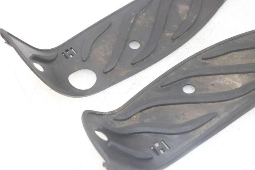 photo de VOETSTEUNMATTEN PIAGGIO MP3 HPE 300 (2019 - 2026) - Bevestigingspunten