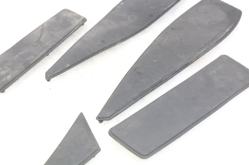 photo de VOETSTEUNMATTEN PEUGEOT SATELIS 125 (2006 - 2009) - Bevestigingspunten