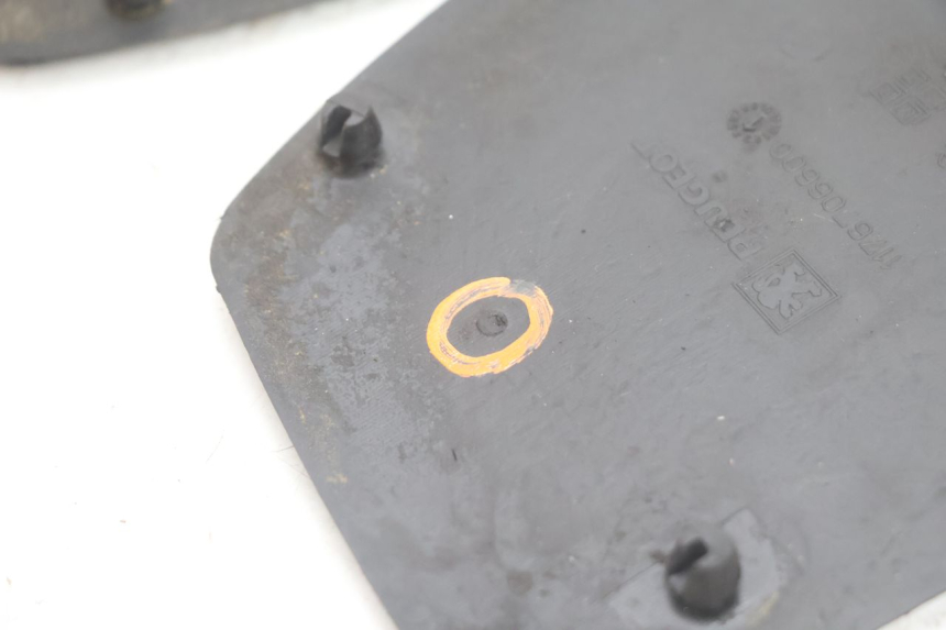 photo de VOETSTEUNMATTEN PEUGEOT SATELIS 125 (2006 - 2009) - Detailaanzicht