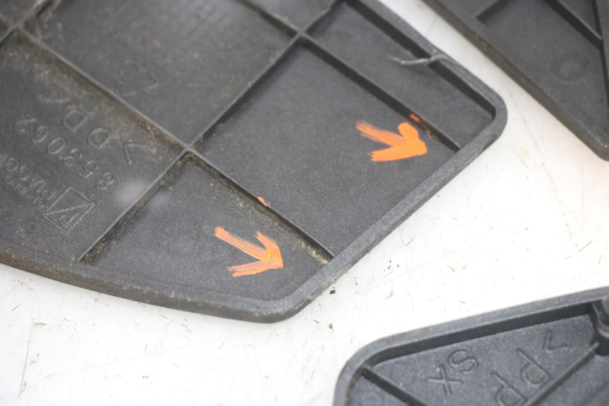 photo de VOETSTEUNMATTEN APRILIA SR 2T 50 (2012 - 2017) - Detail van het onderdeel