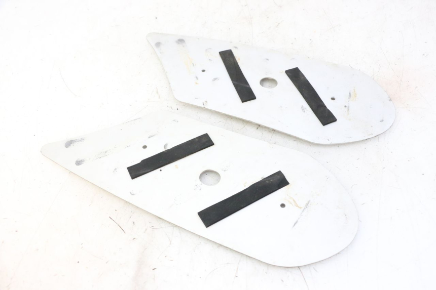 photo de VOETSTEPPENMATTEN PEUGEOT STREETZONE I NAKED 2T 50 (2018 - 2020) - Detail van het onderdeel