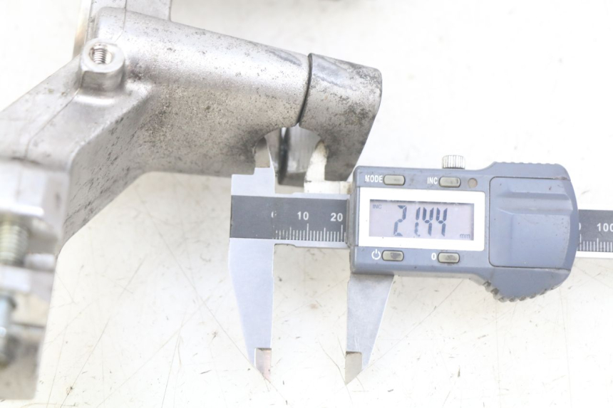 photo de Bovenste vorkkroon SUZUKI BURGMAN 650 (2002 - 2004) - Detail van het onderdeel