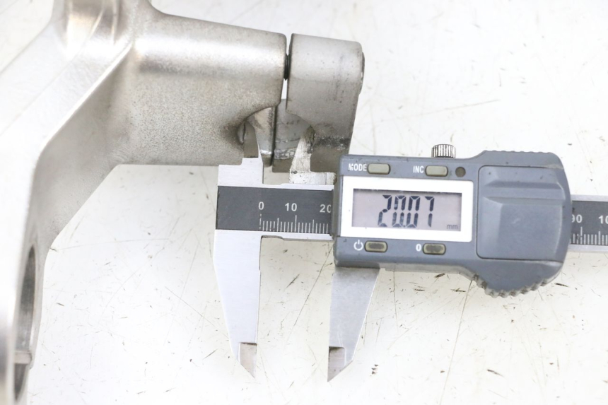 photo de Bovenste vorkbrug SUZUKI BURGMAN 650 (2013 - 2020) - Detail van het onderdeel