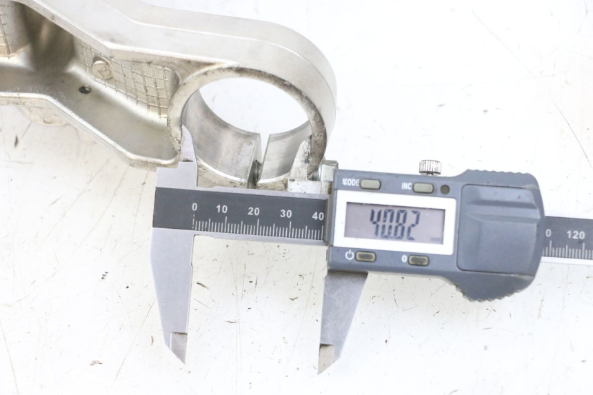 photo de Bovenste vorkbrug SUZUKI BURGMAN 650 (2013 - 2020) - Zoom op gebruiksstaat