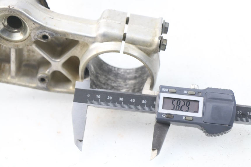 photo de Bovenste vorkkroon HONDA CRF CR-F 450 (2005 - 2008) - Detail van het onderdeel