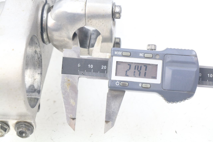 photo de Bovenste vorkbrug HONDA CRF 250 (2016 - 2017) - Detail van het onderdeel