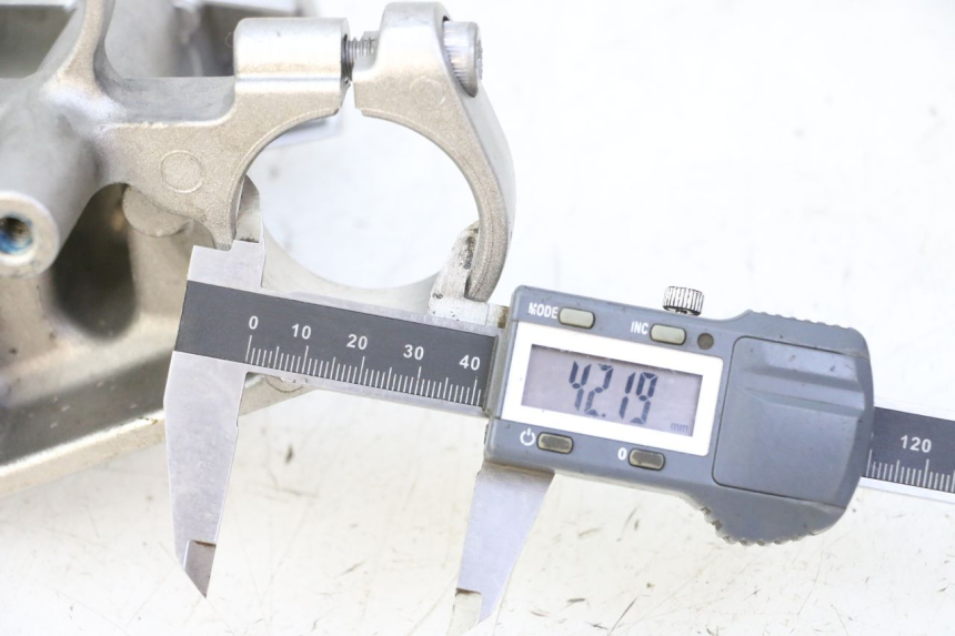 photo de Bovenste vorkkroon YAMAHA FZ6 FAZER S2 600 (2007 - 2011) - Detail van het onderdeel