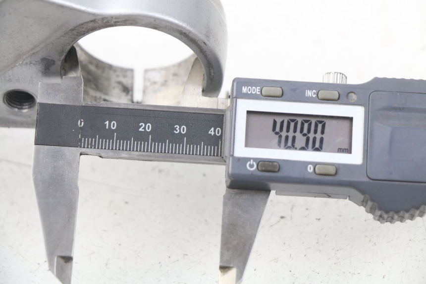 photo de Bovenste vorkkroon SUZUKI GSX-F GSXF 600 (1998 - 2004) - Detail van het onderdeel