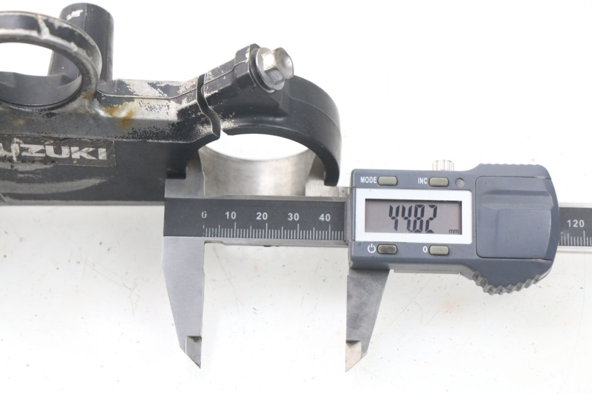 photo de Bovenste vorkkroon SUZUKI GSX-R GSXR 600 (2001 - 2003) - Detail van het onderdeel