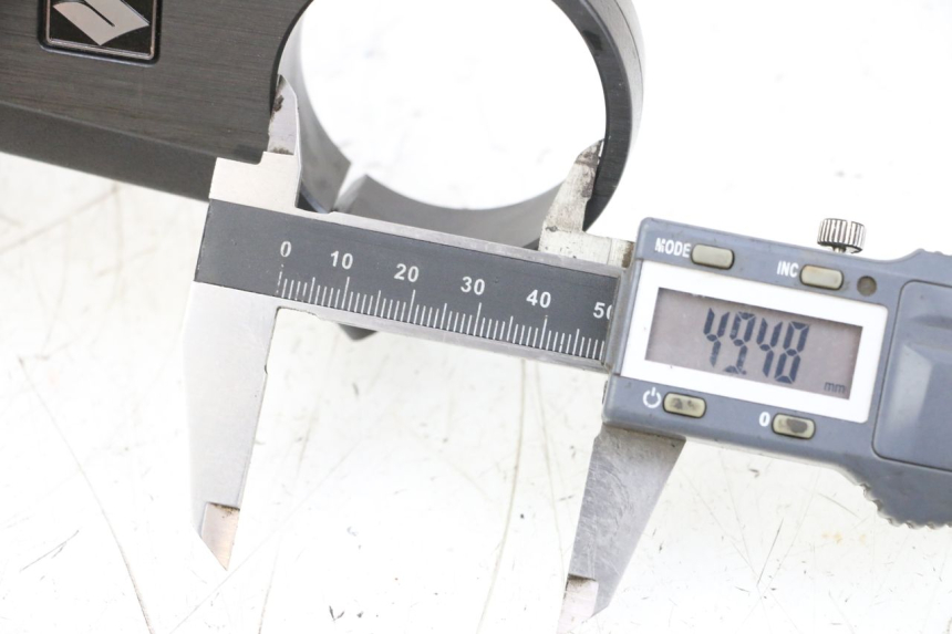 photo de Bovenste vorkkroon SUZUKI GSXR GSX-R 1000 (2003 - 2004) - Detail van het onderdeel