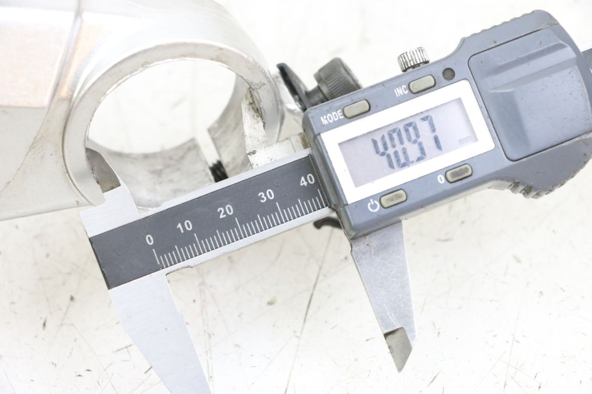 photo de Bovenste vorkbrug HONDA CBR F 1000 (1993 - 1996) - Detail van het onderdeel