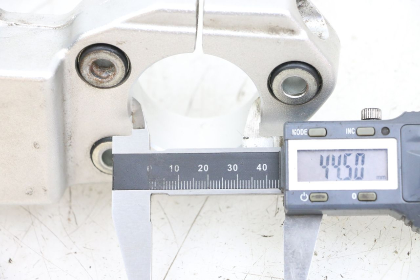 photo de Bovenste vorkbrug MOTO GUZZI NORGE 8V GT 1200 (2011 - 2016) - Detail van het onderdeel