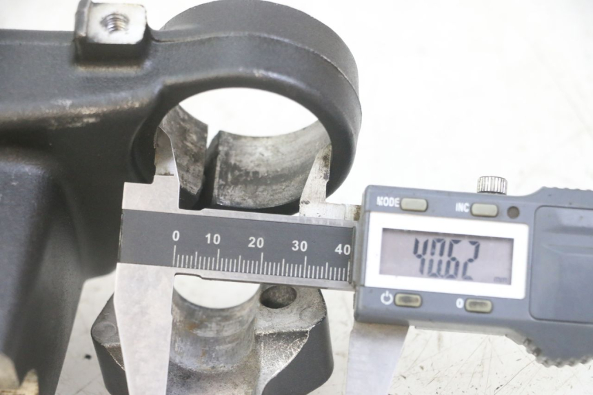 photo de Bovenste vorkkroon HONDA NTV DEAUVILLE ABS 700 (2007 - 2016) - Detail van het onderdeel