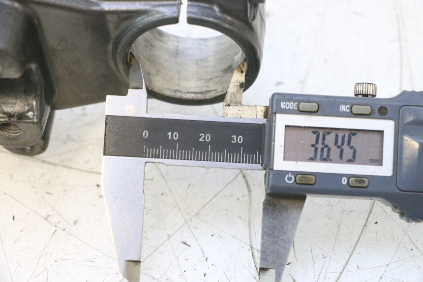 photo de Bovenste vorkkroon DERBI SENDA SM DRD 50 (2008 - 2013) - Bevestigingspunten