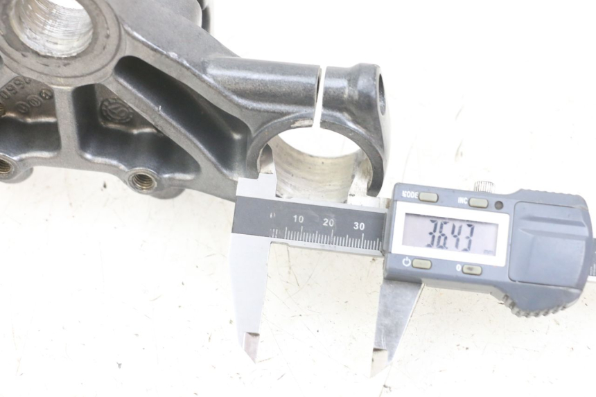 photo de Bovenste vorkbrug DERBI SENDA SM X-TREME 50 (2006 - 2010) - Detail van het onderdeel