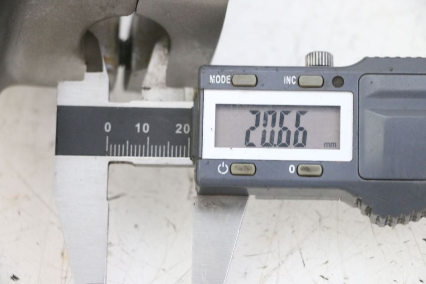 photo de Bovenste vorkbrug YAMAHA TDR DELTABOX 125 (1997 - 2003) - Detail van het onderdeel