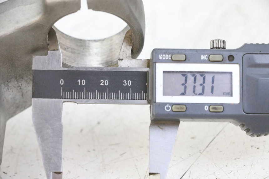 photo de Bovenste vorkbrug YAMAHA TDR DELTABOX 125 (1997 - 2003) - Zoom op gebruiksstaat