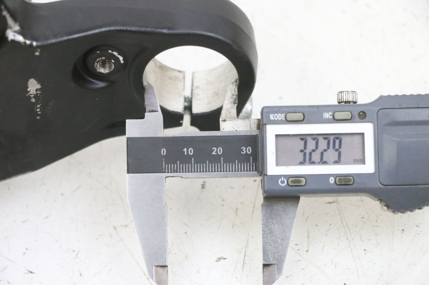 photo de Bovenste vorkbrug YAMAHA TZR 50 (2008 - 2016) - Detail van het onderdeel