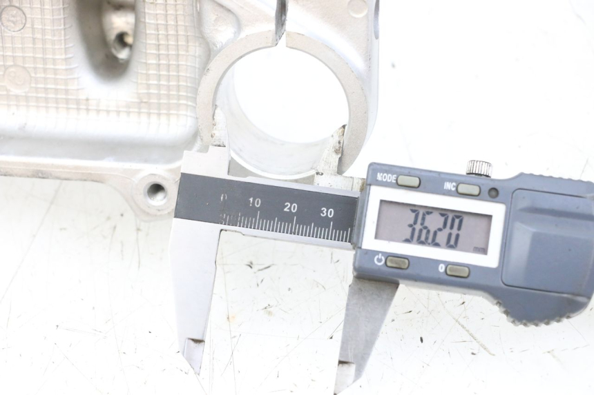 photo de Bovenste vorkkroon SUZUKI VL INTRUDER 125 (2004 - 2007) - Detail van het onderdeel