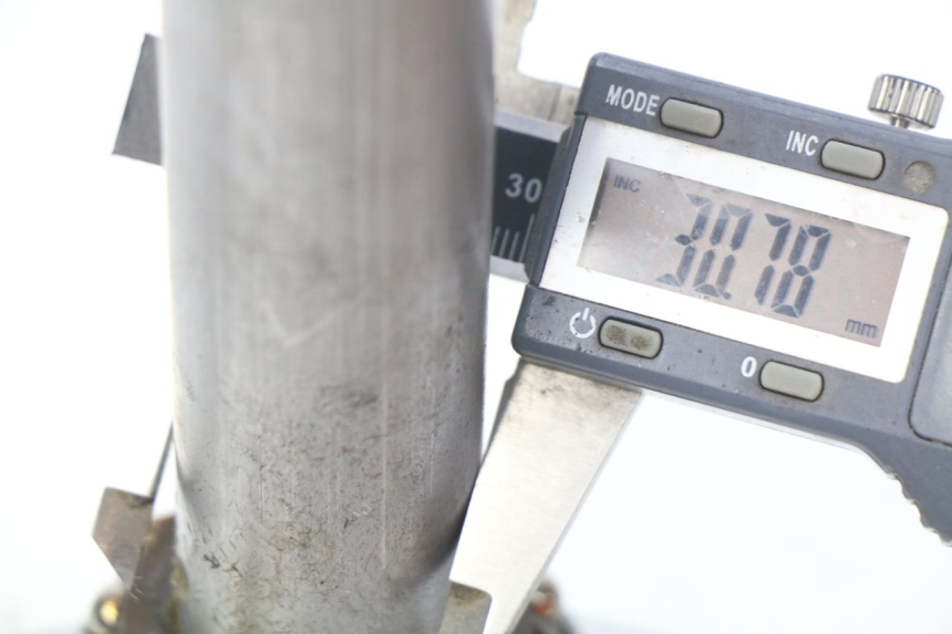 photo de Bovenste vorkbrug YAMAHA XP T-MAX TMAX ABS 530 (2012 - 2015) - Detail van het onderdeel