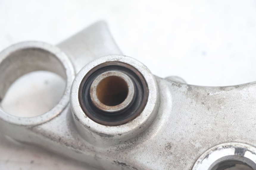 photo de Bovenste vorkklem YAMAHA XV VIRAGO 535 (1988 - 2004) - Detail van het onderdeel