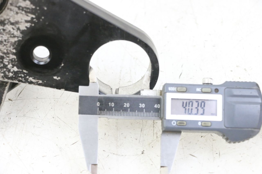 photo de Bovenste vorkkroon YAMAHA FZS FAZER 600 (2001 - 2003) - Detail van het onderdeel