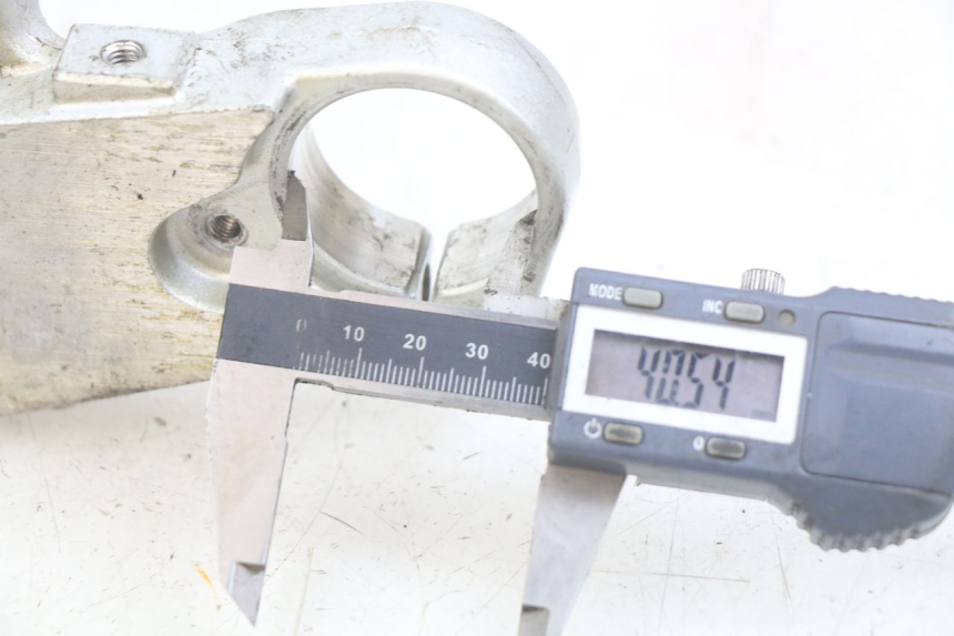 photo de Bovenste vorkkroon YAMAHA YZF R THUNDERCAT 600 (1996 - 2003) - Detail van het onderdeel