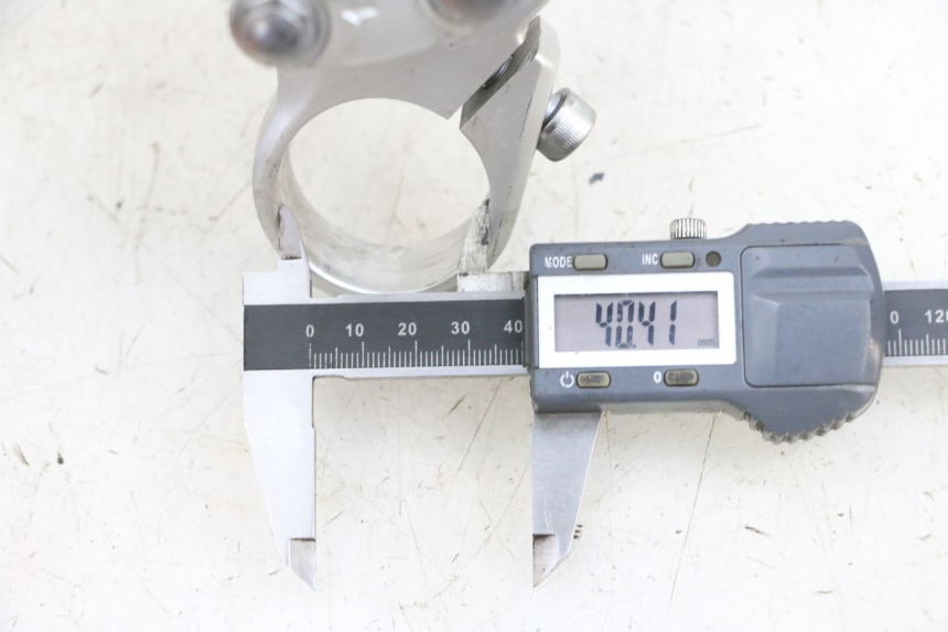 photo de Bovenste vorkkroon KAWASAKI ZR 7 750 (1999 - 2004) - Detail van het onderdeel