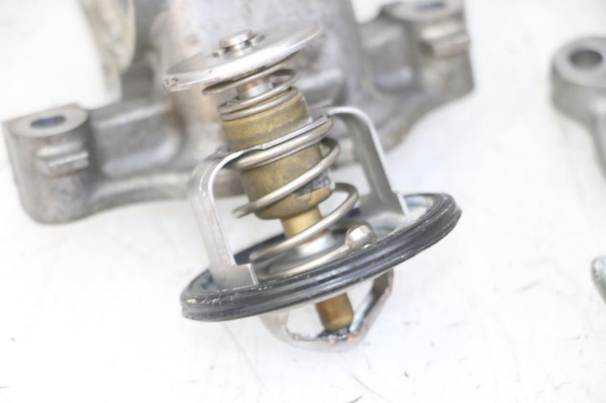 photo de THERMOSTAAT HONDA CB R 1000 (2018 - 2023) - Detail van het onderdeel