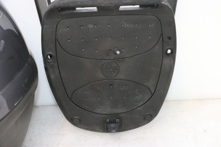 photo de TOPCASE PEUGEOT ELYSTAR 50 (2002 - 2014) - Detail van het onderdeel