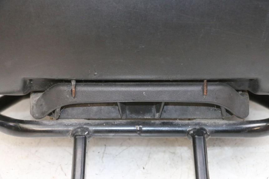 photo de TOPCASE PEUGEOT KISBEE 4T 50 (2010 - 2017) - Detail van het onderdeel